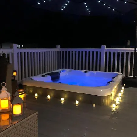 Domek letniskowy Juniper With Hot Tub