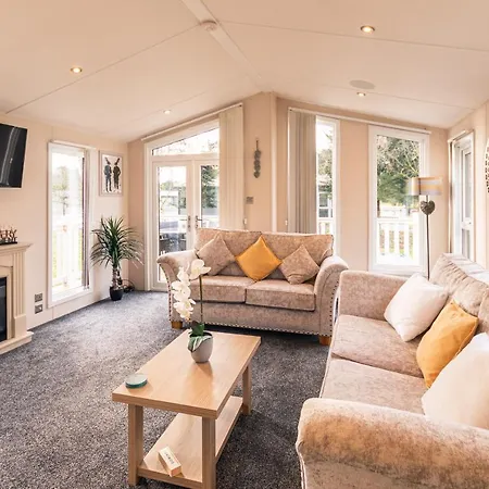 Juniper With Hot Tub Lodge York