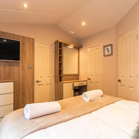 Juniper With Hot Tub Lodge York