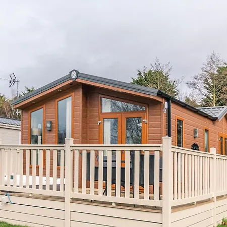 Juniper With Hot Tub Lodge