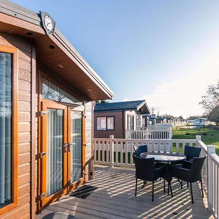 Lodge Juniper With Hot Tub *